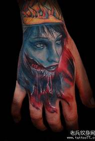 krvava portretna tetovaža na zadnji strani roke
