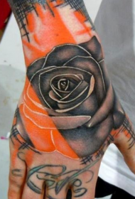 sa likod ng kamay Magagandang pattern ng tattoo ng rosas