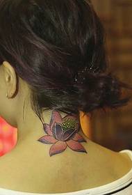 szép virágzó lótusz tetoválás minta a nyak mögött