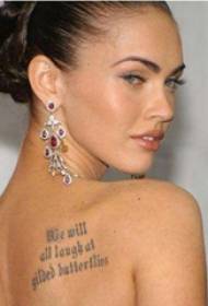Αμερικανός τατουάζ αστέρι Megan Fox στο πίσω μέρος της μινιμαλιστικής αγγλικής εικόνας τατουάζ
