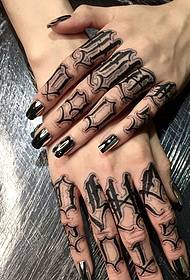 svarta naglar med svart blommig tatueringsmönster