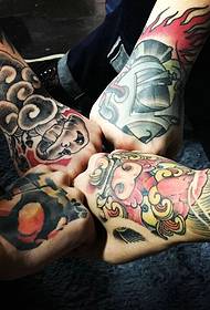 Ļaujiet mūsu draudzībai ilgu, gara rokas totēma tetovējumu