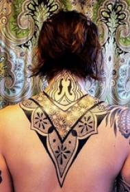 po tetoviranju Nazaj žensko dekle na hrbtu črne plemenske slike tatoo