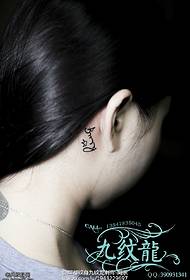 karakter lille krone tatoveringsmønster bag øret