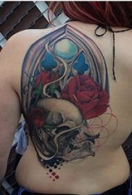 Татуирано гърба момиче на гърба на снимки на татуировка на розата и черепа