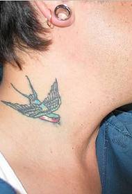 脖子上唯美时尚好看的燕子纹身图案图片