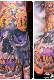 hand back Stylish and handsome color skull tattoo pattern