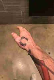 φυτό τατουάζ αρσενικό χέρι πίσω μαύρο αμπέλι τατουάζ εικόνα