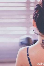 djevojka vrata modni trend sova uzorak tetovaža