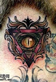 首の色の神の目のタトゥーパターン