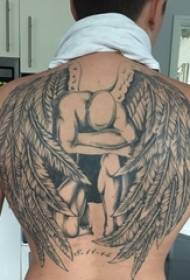rug-tatoeëermerk manlike student op die agterkant van die swart engeltatoeëringfoto