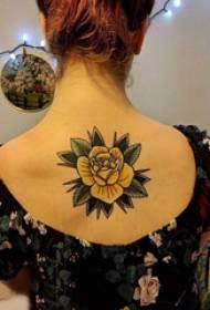 blomster tatoveringsjente på baksiden av det delikate gule rosetatoveringsbildet