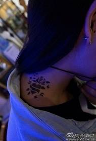 meitenes kakls skaists totēma mīlestības rožu tetovējuma raksts