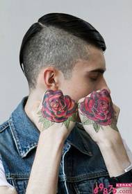 Influx européen tatouage rose rouge main masculine