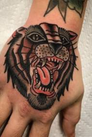 татуированная мужская рука на спине цветной татуировки тигра на спине