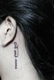 mały świeży tatuaż z angielskiego tatuażu na uchu dziewczyny