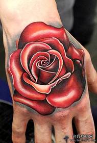 uma tatuagem super estéreo de rosa nas costas da mão