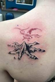 ドラゴンと山の入れ墨の写真の背中に丘のピークのタトゥーの女の子