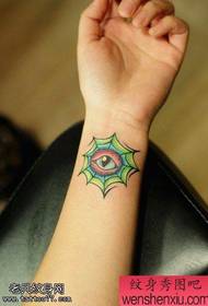 Foto de tatuaje de ojo de araña de color de muñeca de mujer