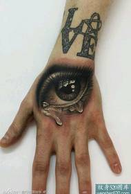 tattoo ຕາ 3D ຈິງຢູ່ດ້ານຫຼັງຂອງຮູບແບບມື