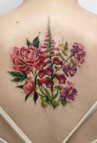 Tatuerad ryggflicka på baksidan av den delikata blommatatueringsbilden