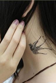 moda damska szyja piękny wygląd jaskółki tatuaż wzór obrazu
