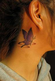 여자의 목에 아름답고 아름다운 나비 문신 패턴 사진