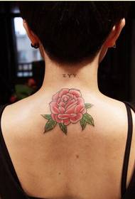 девојки вратот убав изглед на тетоважа од розова слика