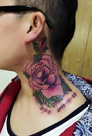 'n pragtige blom tatoeëring op die nek