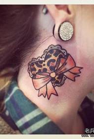 djevojka vrat luk leopard ljubav uzorak tetovaža