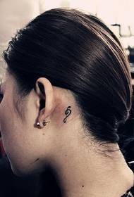 djevojka uho totem note uzorak tetovaža