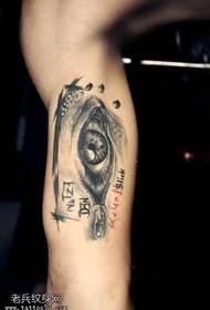 model de tatuaj de ochi realist braț