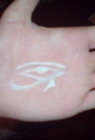 длан в очите на Horus бял невидим модел на татуировка