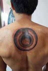tatuaje en la espalda hombres varones Imagen de tatuaje geométrico negro grisáceo en la espalda