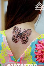 ładna kobieta z tyłu szyi piękny obraz tatuaż lamparta motyl obraz