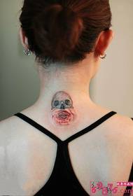 ehlukile skull rose emuva kwentamo tattoo isithombe