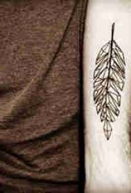腕のタトゥー素材の男性の手は黒の幾何学的な葉のタトゥー画像