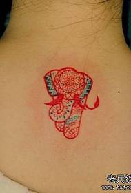 Tetovējumu šovu joslā tika ieteikts sievietes kakla karikatūras ziloņu tetovējums