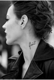 jolie photo de tatouage anglais de cou de jeune fille
