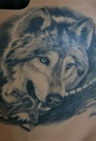 zadná tetovacia línia samec späť na obrázku tetovania meča a vlka