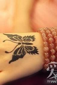 piccoli tatuaggi freschi con farfalla sul retro