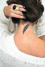 时尚女性脖子好看的羽毛纹身图案  图片