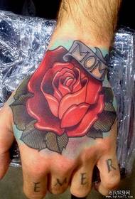 हाताच्या मागील बाजूस एक सुंदर गुलाब टॅटू नमुना