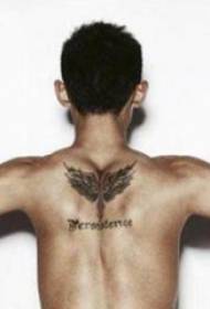 Чжан Джикенің қыранның артындағы татуировкасы жұлдызы және ағылшын татуировкасы суреттері