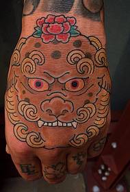 modèle de tatouage lion dos à la main