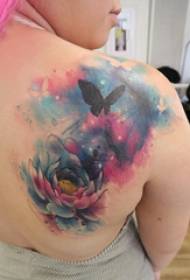 tattooed უკან გოგონა გოგონა პეპელა და ყვავილების tattoo სურათი უკანა მხარეს