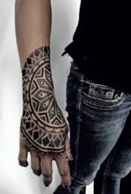 9 swart steek tatoeëring ontwerpe aan die agterkant van die hand na die arm