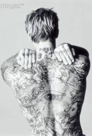 model de tatuaj masculin cu spatele complet