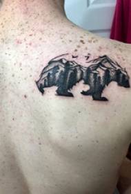 zadaj tetovirajo moški fantje na hrbtu gora in nosijo slike tetovaže