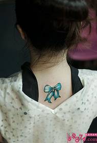 foto di tatuaggio con fiocco blu sul retro del collo